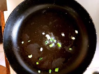 14、黄瓜木耳炒鸡蛋,放入葱末炒出香味。