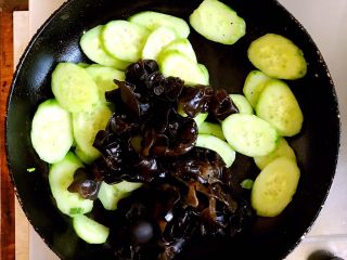 16、黄瓜木耳炒鸡蛋,黄瓜炒软后放入木耳翻炒。