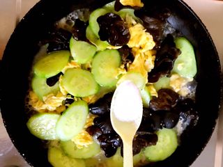 19、黄瓜木耳炒鸡蛋,加入一小勺盐。继续翻炒片刻盛出。