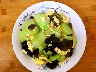 20、黄瓜木耳炒鸡蛋,盛出享用。