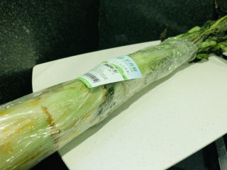 1、清炒莴笋丝,莴笋一根