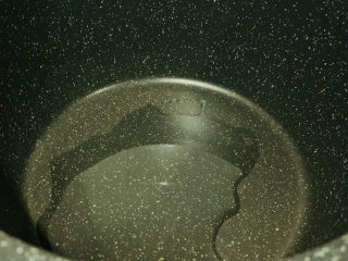 7、清炒莴笋丝,锅加食用油