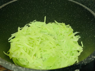 9、清炒莴笋丝,加入莴笋丝