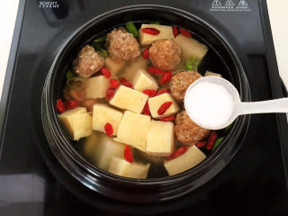 17、豆腐丸子汤,加入精盐