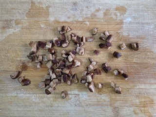 5、八宝百财蒸饺,将泡发的香菇洗净切小丁。