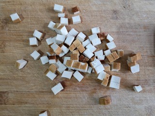 8、八宝百财蒸饺,豆腐干切小丁。