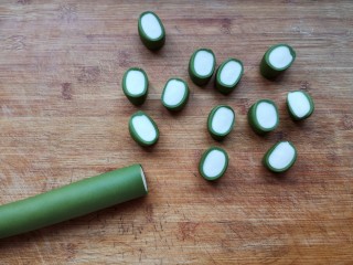 15、八宝百财蒸饺,切分成大小均匀的面剂子。