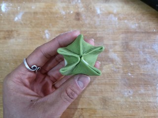 18、八宝百财蒸饺,将边缘捏起成五星状。