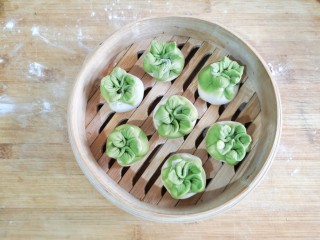 21、八宝百财蒸饺,将包好的饺子放入笼中，上锅隔水蒸15分钟即可。