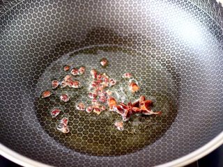 4、啤酒酱焖海鲈鱼,锅烧热后，倒入花生油烧至六成热时，放入花椒和八角小火慢慢炸出香味。