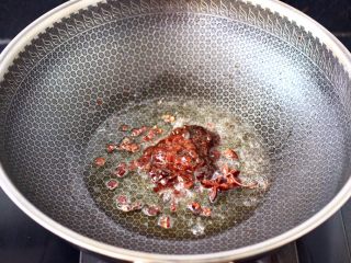 5、啤酒酱焖海鲈鱼,这个时候放入豆瓣酱。