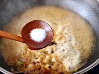 9、啤酒酱焖海鲈鱼,这个时候加入白糖和适量的盐调味。