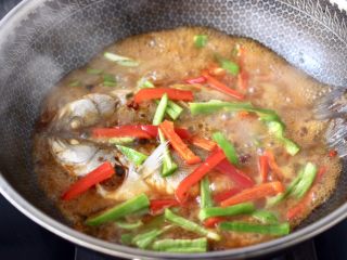 12、啤酒酱焖海鲈鱼,加入青红辣椒丝。