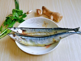 1、红烧秋刀鱼,准备食材，量根据个人胃口增加。