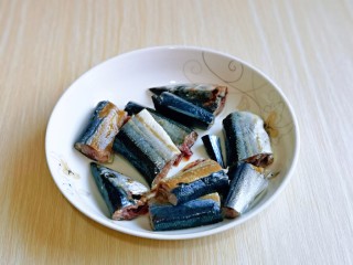 2、红烧秋刀鱼,秋刀鱼清理干净后，煎段，清洗干净，淋干水分。