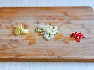 3、红烧秋刀鱼,蒜姜去皮切好，辣椒洗干净切段。