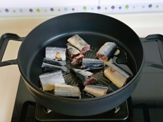 4、红烧秋刀鱼,起油锅，加入鱼段小火煎。