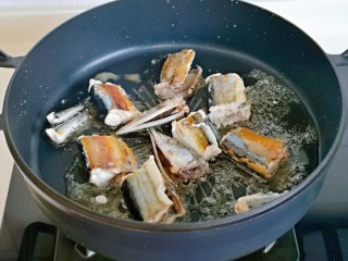 5、红烧秋刀鱼,煎至两面金黄。