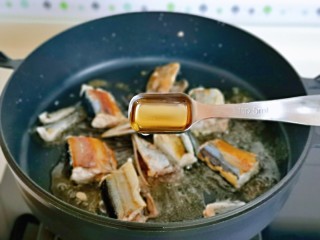 6、红烧秋刀鱼,加入料酒，适当多一些去腥。