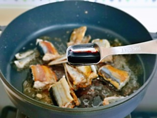 7、红烧秋刀鱼,再加入红烧酱油。