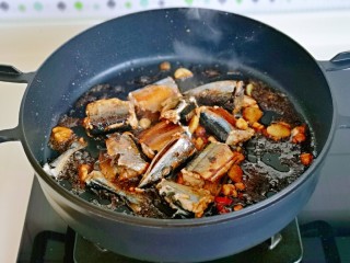 9、红烧秋刀鱼,小火翻炒均匀。