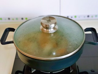 11、红烧秋刀鱼,盖上盖子，将鱼烧熟。