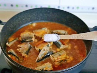 12、红烧秋刀鱼,待鱼熟后，按个人口味加入盐，大火收汁。