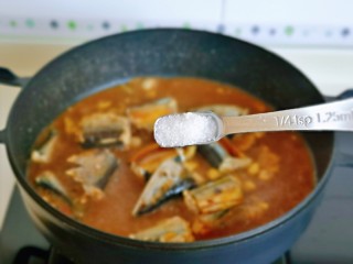 10、红烧秋刀鱼,加入适量纯净水，再加入白砂糖。