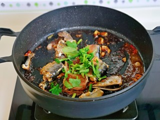 13、红烧秋刀鱼,收至浓稠，关火，撒上葱花及香菜，借助油温烫熟即可。