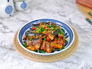 14、红烧秋刀鱼,盛出装盘，撒上熟白芝麻。