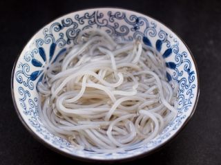 2、海带豆腐炖梭子蟹,把红薯粉条也提前用热水泡软备用。