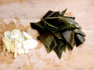 3、海带豆腐炖梭子蟹,海带清洗干净后，用刀切成片，把葱姜片丝备用。