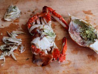 4、海带豆腐炖梭子蟹,把蒸熟的梭子蟹先打开蟹盖，清除里面的须须和杂质。