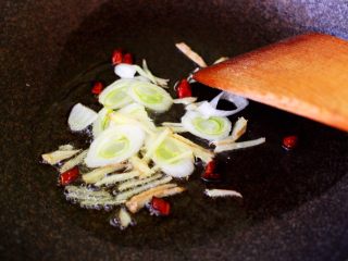 6、海带豆腐炖梭子蟹,另起锅烧热后倒入花生油，先爆香八角后再爆香葱姜丝。