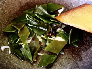 7、海带豆腐炖梭子蟹,这个世界加入切片的海带，大火翻炒片刻。