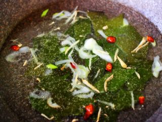 8、海带豆腐炖梭子蟹,翻炒片刻后，锅中倒入适量的清水。