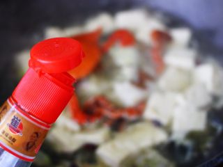 16、海带豆腐炖梭子蟹,再倒入芝麻油增加香味后，大火继续煮一分钟后。