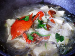 17、海带豆腐炖梭子蟹,撒上提前切好的香菜段、就可以关火啦。