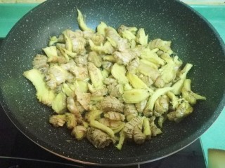 7、猪脚姜,将拍好的姜放入无水无油的的锅中翻炒，炒干即可