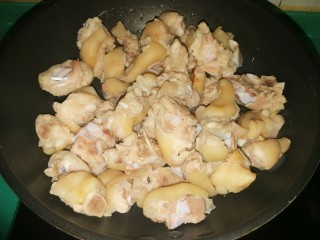 12、猪脚姜,将焯过水洗干净的猪蹄，放入无水无油的的锅中炒干水份