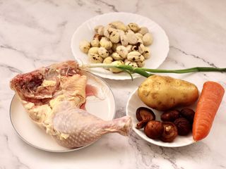 1、香菇板栗鸡块,首先备齐所有的食材，香菇提前泡发好，板栗我是提前去皮后放入冰柜冷冻保存的，吃的时候取出解冻。