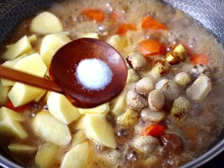 12、香菇板栗鸡块,大火烧开后，根据个人口味加入适量的盐调味。