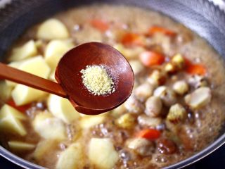 13、香菇板栗鸡块,再加入鸡精增加口感。