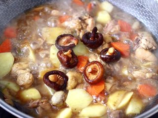 14、香菇板栗鸡块,大火烧开放入泡发好的香菇，继续中火炖煮20分钟。