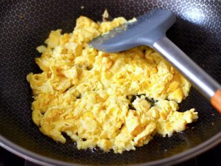 4、蒜蓉小油菜,锅烧热后先倒入20克花生油烧热,把鹅蛋液炒熟盛出备用。