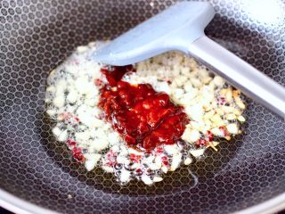 6、蒜蓉小油菜,这个时候加入黄豆酱。