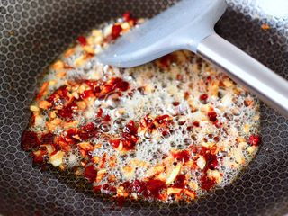 7、蒜蓉小油菜,把黄豆酱翻炒出红油。