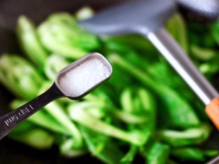 9、蒜蓉小油菜,根据个人口味,加入适量的盐调味。