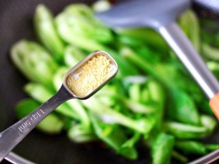 10、蒜蓉小油菜,再倒入鸡精丰富口味。