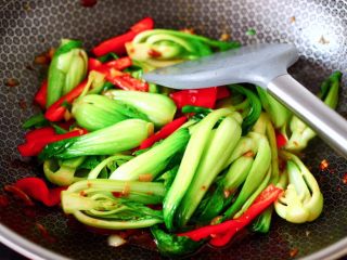 12、蒜蓉小油菜,加入红椒条继续翻炒均匀。